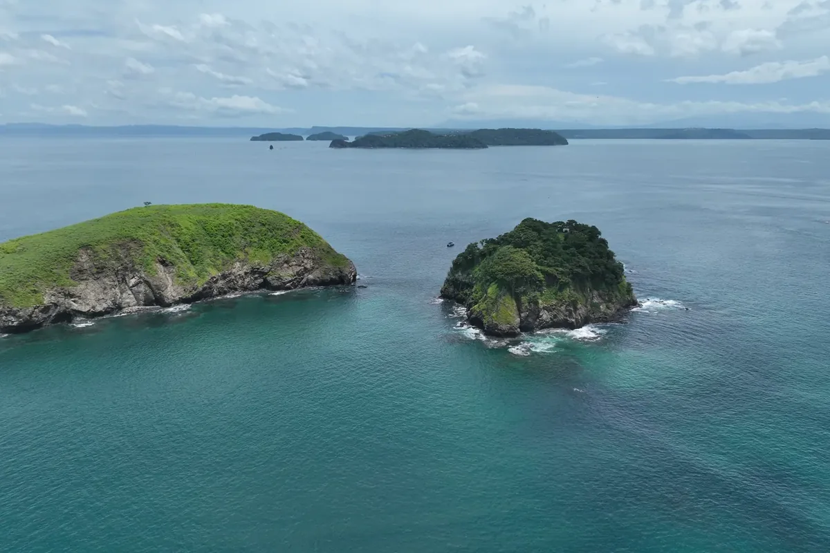 Volcanic Islets & Sheltered Dive Sites in the Gulf of Papagayo